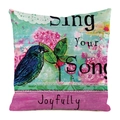 Dettaglio della federa con uccelli e fiori e citazione Sing Your Song Joyfully - 45x45 cm / Uccello Blu e Fiori Rosa (3)