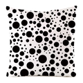 Deko-Kissenbezug aus Seidenimitat mit schwarzen Polka Dots auf weißem Hintergrund - 45x45 cm / Unregelmäßige Punkte (3)