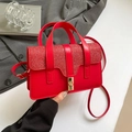 Modieuze rode vierkante handtas met pailletten-stiksels en gouden draaisluiting - Rood