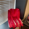 Borsa a spalla rossa stile etnico con frange e tracolla larga dal design moderno - Rosso