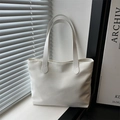 Borsa tote in nylon bianco minimalista con manici lunghi in un interno moderno - Bianco