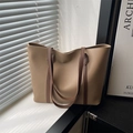 Grande borsa tote kaki minimalista con manici marrone scuro in luce naturale - Cachi