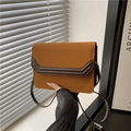 Minimalistische vierkante crossbodytas in mosterdgeel met donkerbruine accenten - Bruin