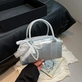 Sac à main Boston argenté avec nœud en perles et ruban en dentelle sur fond sombre - Argent avec pendentif