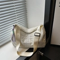 Borsa a tracolla minimalista in nylon beige con tracolla larga e finitura testurizzata - Bianco