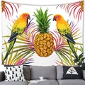 Tapisserie tropicale avec perroquets et décor d'ananas au-dessus d'un canapé gris - Style Ananas et Conure Soleil (8)