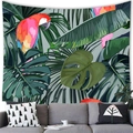 Tapisserie perroquet coloré et feuilles tropicales suspendue sur un canapé gris - Style Perroquet Feuille Tropicale (13)