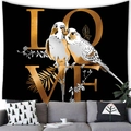 Tapisserie noire avec perroquets et texte LOVE doré suspendue au-dessus d'un canapé - Style LOVE Perruche (10)