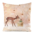 Weihnachts-Kissenbezug mit rosa Hirsch und weißem Baum auf verschneitem Hintergrund - 45x45cm / Kunstseide / Rentier- und Geschenkschachtelmuster (1)