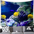 Arazzo con pesci tropicali e barriera corallina appeso sopra un divano grigio - 150x100 / Pesce Chirurgo Giallo Barriera Corallina (6)