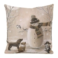 Rustikaler Kissenbezug mit Schneemann und Hunden in weihnachtlicher Winterlandschaft - 45x45cm / Kunstseide / Schneemann und drei Welpen (4)
