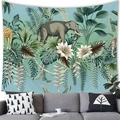 Wandteppich mit tropischen Tieren und Palmenblättern über einem grauen Sofa - 150x100(Pfirsichhaut) / Muster-1 (Afrikanischer Elefant Regenwald)