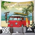 Tapiz de pared retro Surf Paradise con furgoneta vintage y escena de playa sobre sofá - Estilo 11