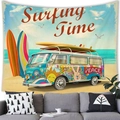 Detalle de tapiz de surf vintage con furgoneta retro y tablas sobre un sofá moderno - Estilo 8