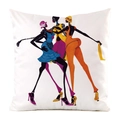 Détail du tissu soyeux et de l'imprimé d'art africain sur la housse de coussin blanche - Style d'art de danseuse africaine 5(5)