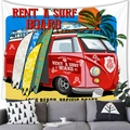 Tapiz de cultura de surf retro con furgoneta roja vintage y playa de palmeras al ocaso - 150x100(Piel de Melocotón) / Estilo 2
