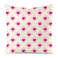 Vue détaillée du motif de cœurs roses et de pois sur la housse de coussin carrée en soie - Diamant à Pois Cœur Rose Crème (9)