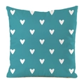 Détail du tissu en soie synthétique douce et du motif coeur blanc sur la housse de coussin bleue - Cœur Blanc Bleu Lac (11)