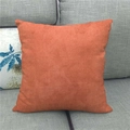 Effen oranje-rode vierkante kussenhoes van linnen stof op een grijze bank - 45x45cm / Oranjerood