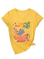 Detail eines gelben V-Ausschnitt T-Shirts mit Früchtedruck und modischem Knoten am Saum - S / Gelb
