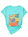 Detail eines hellblauen V-Ausschnitt T-Shirts mit Obstprint und Knotendetail - S / Tiefwasserblau