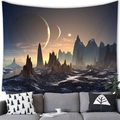 Arazzo con paesaggio spaziale di fantascienza appeso sopra un divano in soggiorno - 150x100cm / Stile Paesaggio Alieno E Pianeta Gigante / Pelle di Pesca