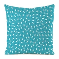 Housse de coussin bleue avec motifs de feuilles modernes et spirales blanches décoratives - Feuilles Spirales Bleu Lac (6)