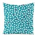 Housse de coussin décorative à motif cœur bleu en satin avec un design géométrique moderne - Pétales Cyan Pois Rouges (8)