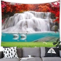 Gedetailleerd wandtapijt met waterval en rode esdoornbladeren boven een grijze bank - 150x100(Perzikhuid) / Esdoornblad Waterval (6)