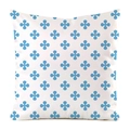 Détail du motif quatrefeuille bleu sur une housse de coussin blanche en soie synthétique - Style Géométrique Bleu Clair (11) / Carré