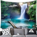 Wandtapijt met natuurlandschap van waterval en bos boven een moderne woonkamerbank - 150x100(Perzikhuid) / Zonnige Waterval (1)