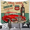 Arazzo vintage Route 66 con auto retrò e stazione di servizio su parete del soggiorno - Stile Stazione di Servizio Auto d'Epoca Rossa 1963