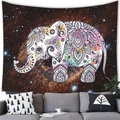 Tapisserie éléphant mandala avec ciel étoilé suspendue au-dessus d'un canapé de salon moderne - Éléphant de Côté Réaliste(10)
