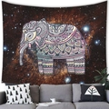 Tenture mandala éléphant avec ciel étoilé suspendue au-dessus d'un canapé gris de salon - Éléphant Mandala Détaillé(9)