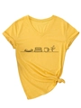 T-shirt gialla con scollo a V, stampa libro-tazza e nodo elegante sull'orlo - S / Giallo (Testo Nero)