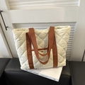 Sac fourre-tout matelassé beige avec anses marron et poche avant pour le quotidien - Blanc