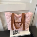 Sac fourre-tout matelassé rose avec anses marron et fermeture par bouton pression - Rose