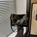 Bolso sobaco moderno de cuero PU negro con textura de serpiente y cadena dorada - Negro