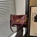 Bolso de hombro burdeos con textura de serpiente y correa de cadena dorada - Rojo