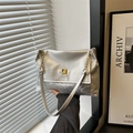 Bolso bajo el brazo plateado con patrón de serpiente para mujer y hebilla de metal dorada - Plateado