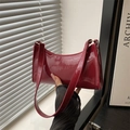 Sac baguette en cuir verni rouge foncé brillant pour femme avec détails métalliques épurés - Rouge Brillant