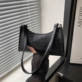 Sac baguette noir classique avec texture crocodile et bandoulière élégante chic - Motif de Pierre Noir