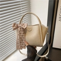 Bolso tipo cubo beige con bufanda a cuadros y asa para el elegante viaje de verano - Beige