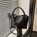 Elegante bolso de mano tipo cubo en cuero negro con pañuelo de cuadros y correa - Negro