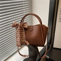 Bolso tipo cubo de cuero marrón con pañuelo decorativo y correa ajustable en la mano - Marrón