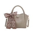 Minimalistische beige Eimertasche aus Kunstleder mit Tragegriff und Seidenschal - Beige