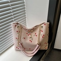 Sac fourre-tout en velours rose avec motif cerises et bandoulière chaîne dorée élégante - Rose