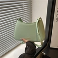 Minimalistische hellgrüne Achseltasche mit FASHION-Schriftzug und verstellbarem Gurt - Grün