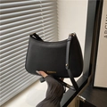 Minimalistische schwarze Halbmond-Schultertasche aus mattem Kunstleder mit Goldtext - Schwarz