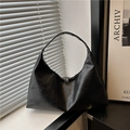 Bolso tote negro de piel sintética con textura vintage y cierre de doble cremallera - Negro
